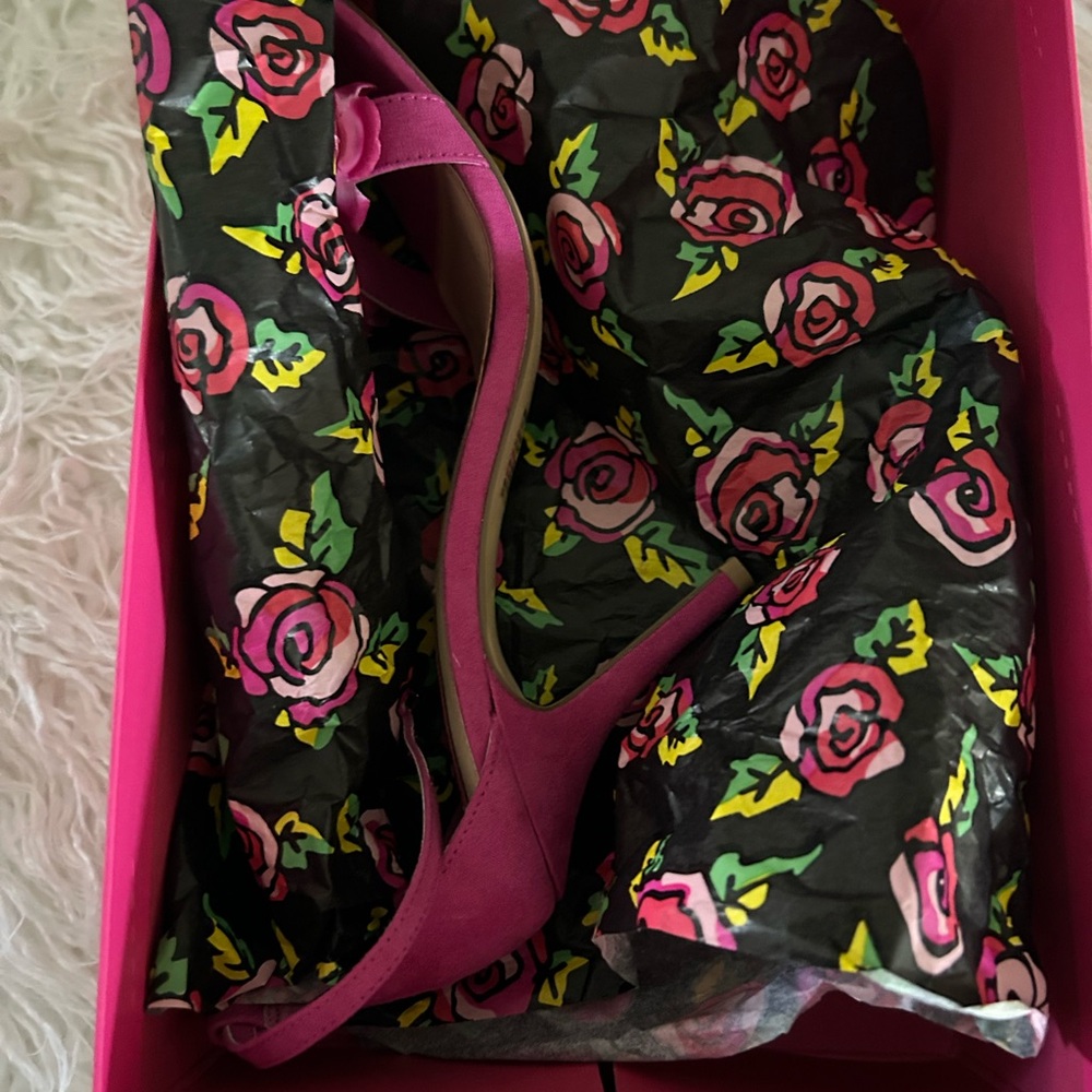 Beautiful fuchsia Betsy Johnson high heels  with roses - Picture 2 of 6